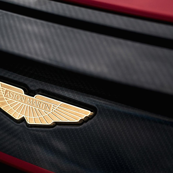 На дебютный Aston Martin DBS GT Zagato не пожалели золота